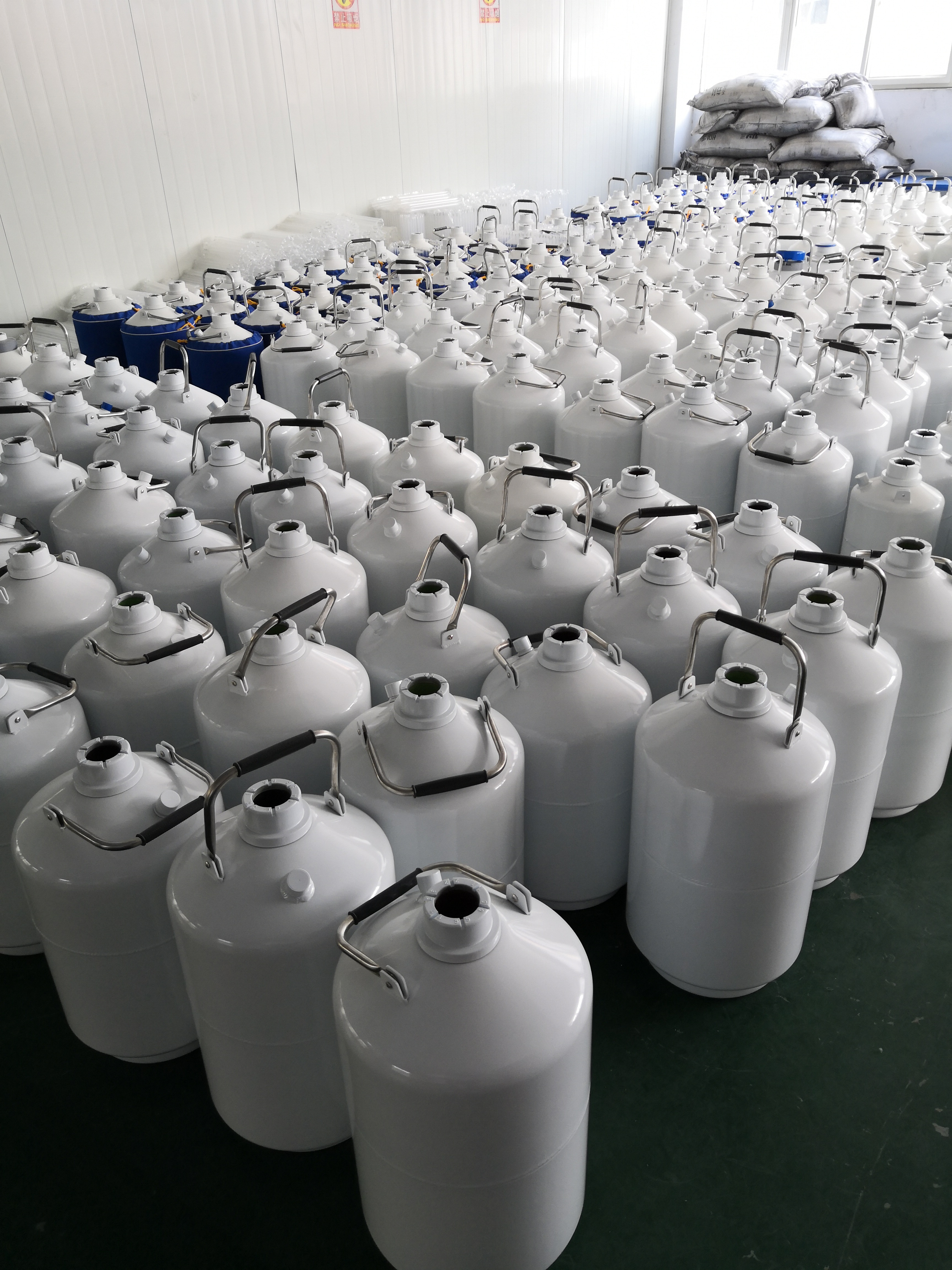 Safe handling of liquid nitrogen,liquid nitrogen containers 
