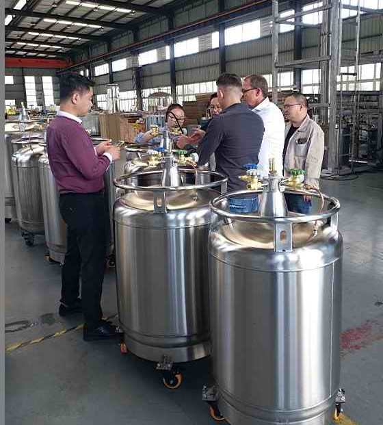 Self-pressurized liquid nitrogen tank